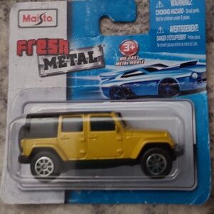 Maisto Fresh Metal Collection Warriors 2015 Jeep Wrangler Unlimited Yellow NEW